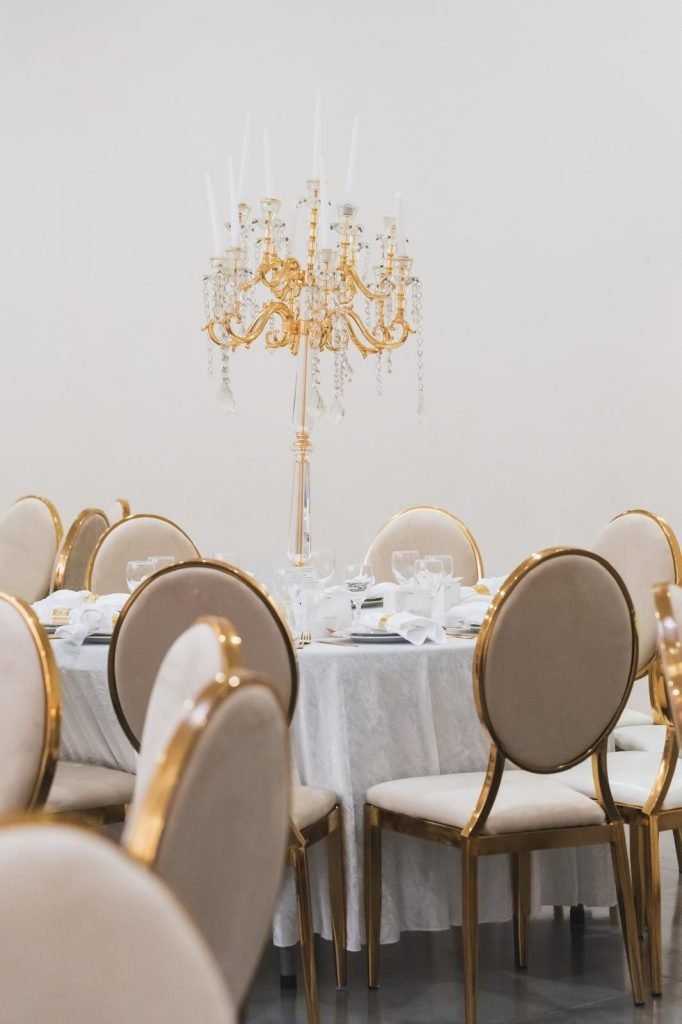 Grand chandelier doré et cristal pour centre de table mariage