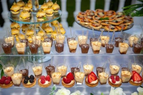 Buffet salé avec desserts