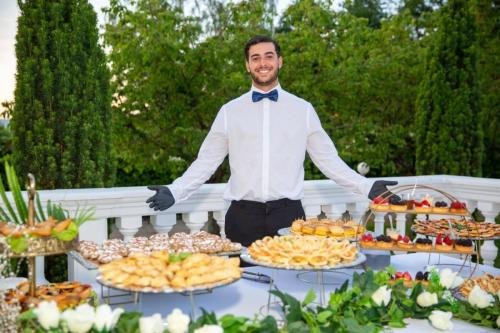 Serveur avec son buffet 