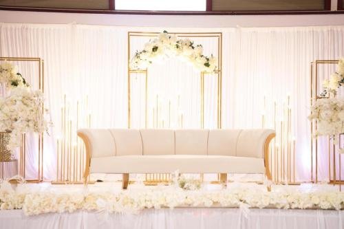 Trone beige et doré