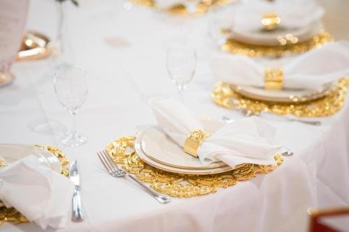 Assiette blanch et décoration dorée