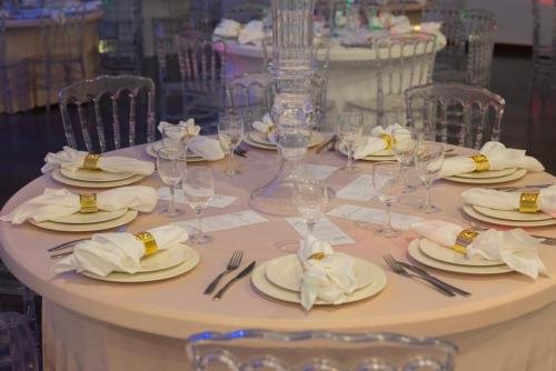 Table invité blanc et or 