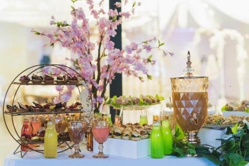 Buffet sucré salé événementiel avec mini burgers et desserts gourmands