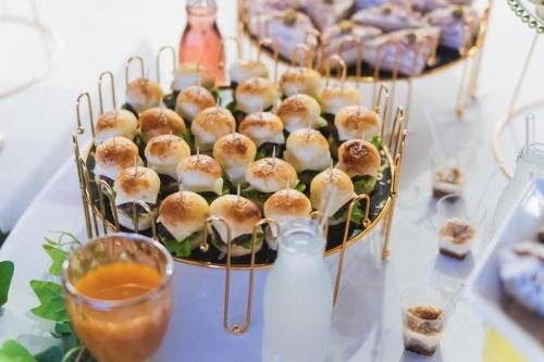 Plateau de mini burgers gourmands pour cocktail de mariage