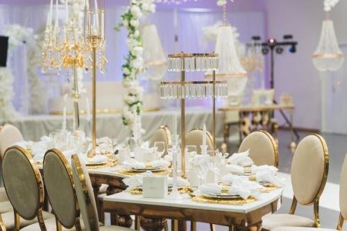 Décoration salle de réception mariage luxe blanc et or