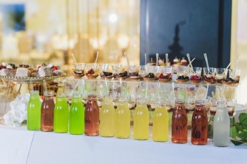 Table de boissons et verrines sucrées pour cocktail de réception
