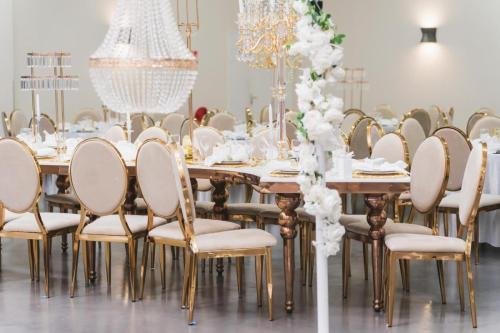 Chaises de mariage dorées élégantes dans une salle de réception