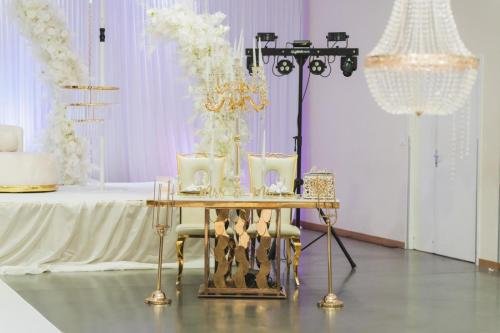 Table d'honneur de mariés en or et blanc avec chandeliers