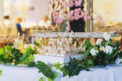 Buffet sucré mariage avec verrines desserts et décoration végétale