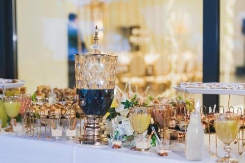 Distributeur de boissons et assortiment de desserts pour buffet événementiel