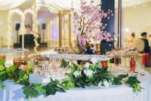 Grand buffet de réception mariage avec douceurs salées et sucrées