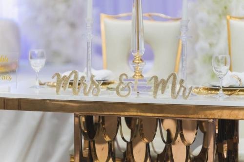 Décoration table d'honneur mariés Mr  Mrs or et blanc