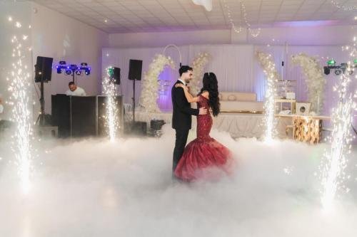 Premier bal des mariés avec fumée et effets de lumière DJ